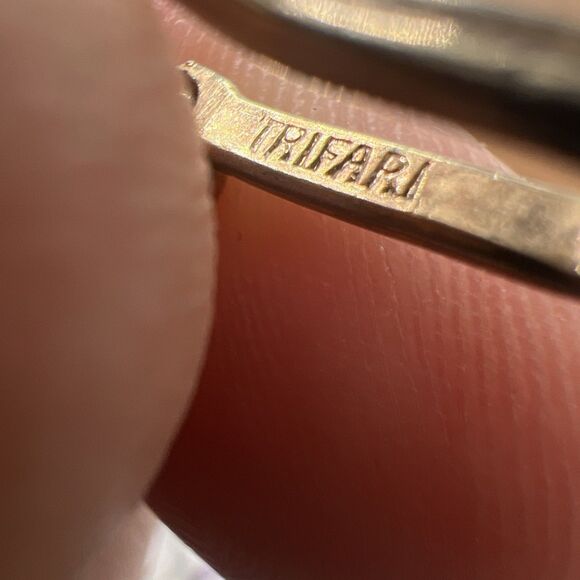 Vintage Designer Signed Trifari Milk Glass Gold Tone Necklace 17" Adjustable - Picture 5 of 5